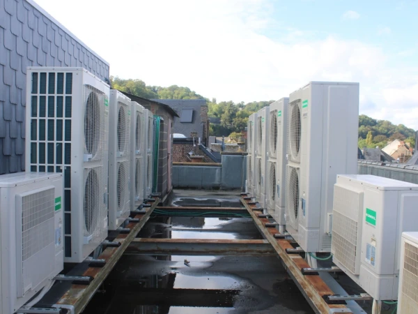 INNO Namur: ce grand magasin a été équipé de la nouvelle installation General VRF J4L. Les cassettes, idéales pour refroidir ou chauffer séparément chaque zone, peuvent être contrôlées à distance.  